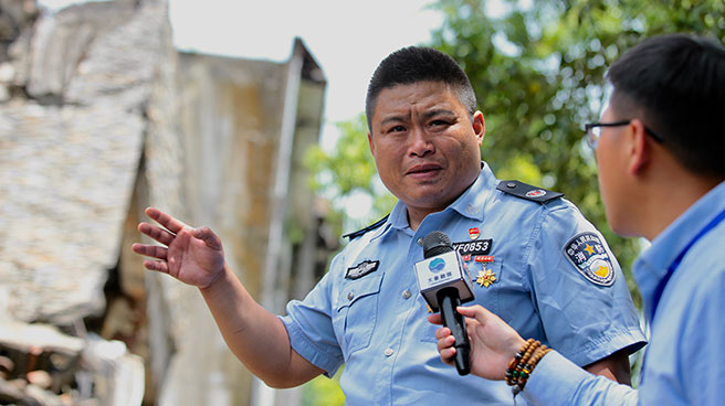 汶川地震十周年:志愿者废墟叩拜遇难者