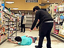 超市里恶作剧 欠扁的假装摔倒