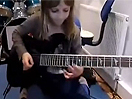 小小萝莉才八岁居然把吉他玩的彪悍