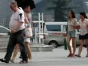 老外中国街头抢伞恶搞美女