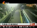 监控拍下三辆火车迎面相撞惊险一幕