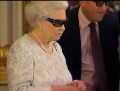 英国女王戴3D眼镜观看圣诞致辞视频
