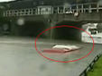 上海公交车暴雨中被淹没成“潜艇”