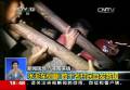 湖南保靖：水泥车侧翻 数十名村民自发救援