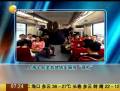 上海七旬老翁地铁车厢练“双杠”