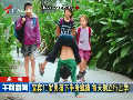 下半身瘫痪男孩每天倒立行走上学