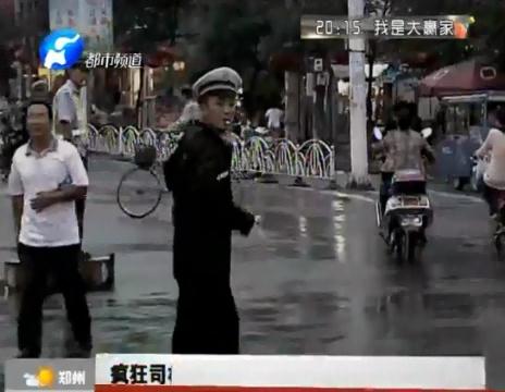 疯狂司机躲检查 拖行交警两公里