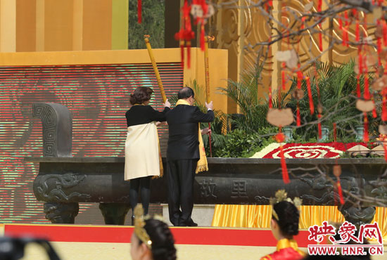 中国国民党副主席蒋孝严及其夫人净手上香 。映象网记者 邵恰 摄