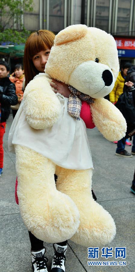 在铁路杭州站 一名乘客带着一只玩具熊回家