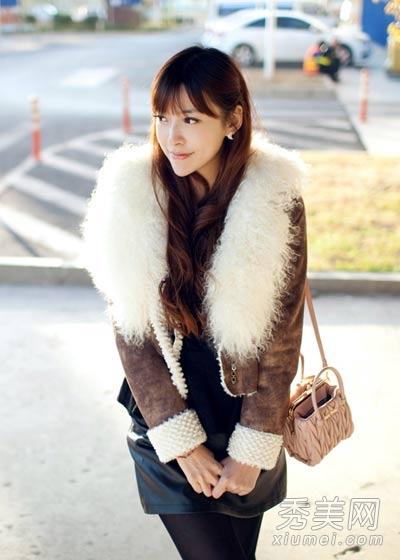 毛绒领子短款外套搭配黑色小皮裙