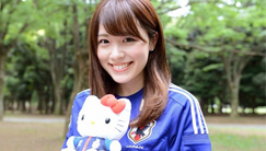 高清图：甜美校花助阵世界杯 穿着球衣力挺日本