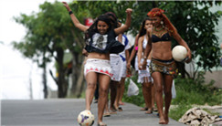 高清图：为世界杯而疯狂 亚马逊女性享足球快乐