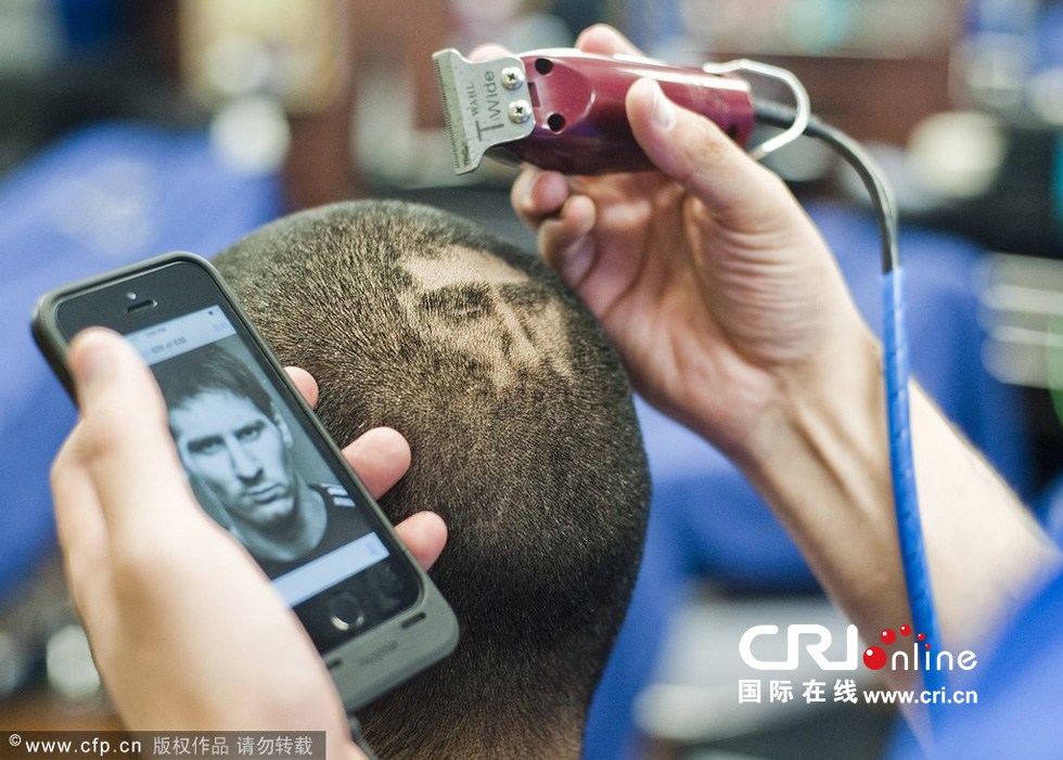 美国理发师剪出潮爆世界杯球星发型