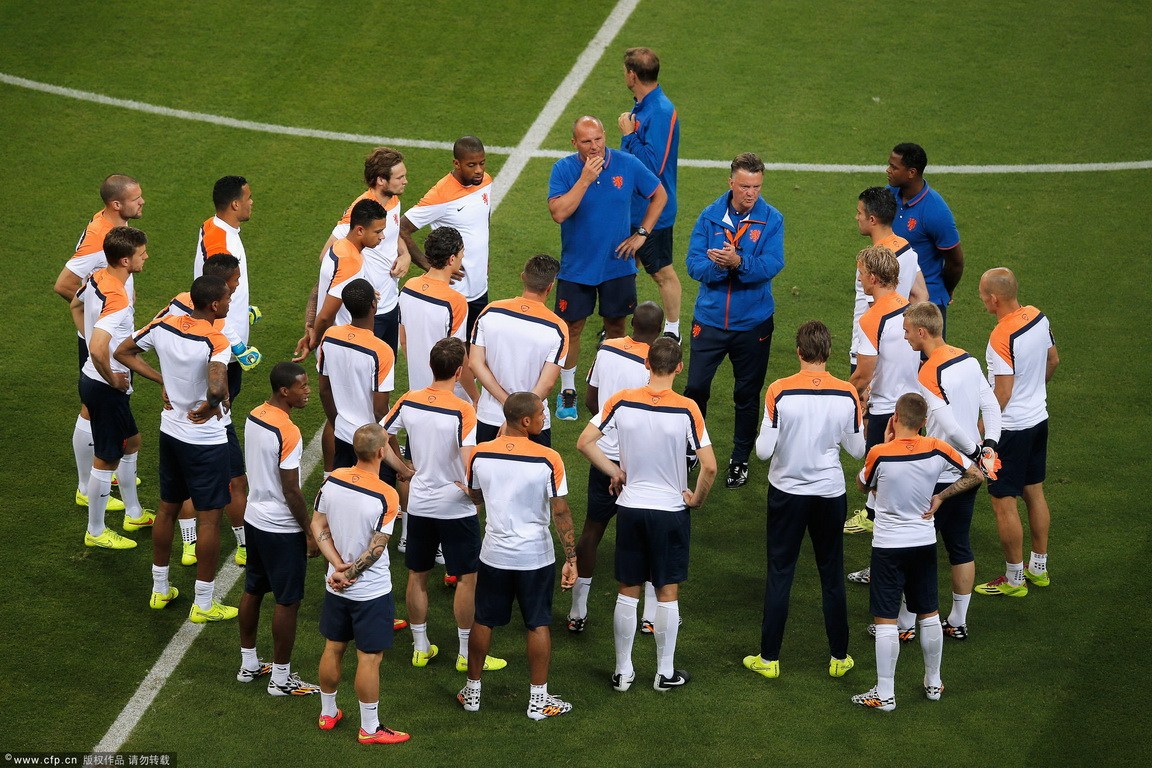 2014巴西世界杯首日，荷兰训练备战并召开发布会。