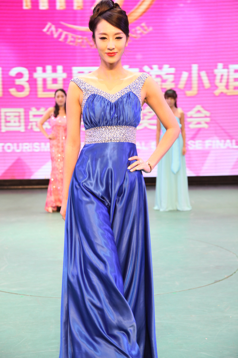 2013世界旅游小姐中国总决赛晚礼装展示环节