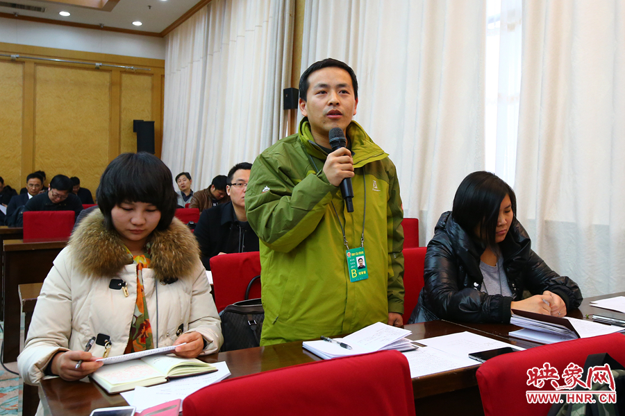 大象融媒东方今报的记者梁新慧代表大象融媒首先提问