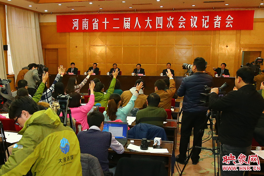 记者会上各个媒体的记者纷纷举手提问