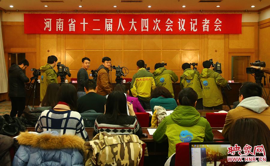 记者会召开前，大象融媒记者就提前占据好有利位置