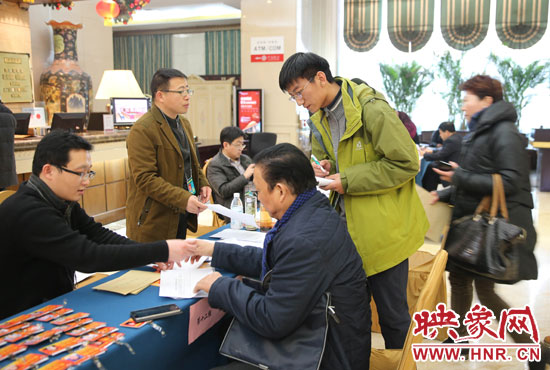 大象融媒映象网记者在政协委员报到现场采访。