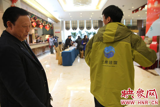 看到大象融媒映象网记者的装备，张树才交口称赞。