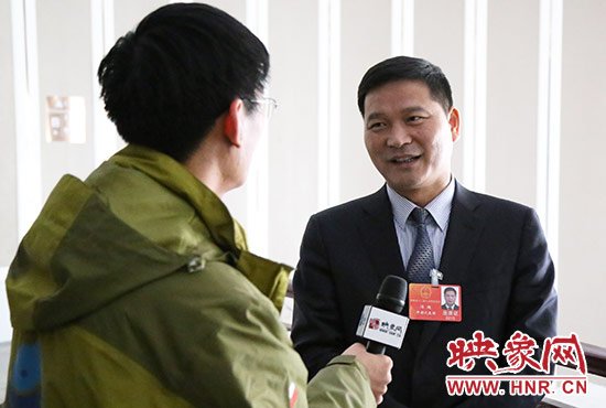 河南省人大代表、开封市禹王台区区长汤超接受大象融媒映象网记者采访。
