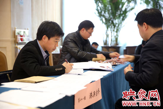 1月25日是河南省政协十一届三次会议政协委员报到日，一些委员在报到的同时向大会提交了提案。