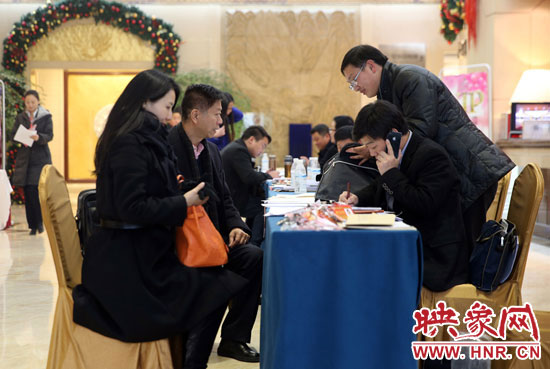 政协委员在驻地报到点报到。