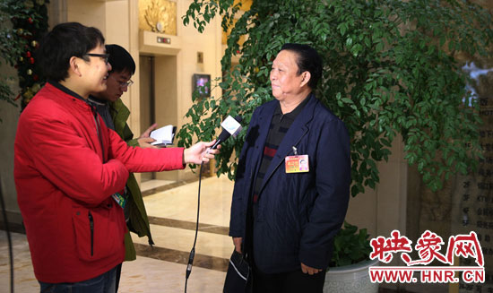 一名政协委员接受大象融媒映象网记者访问。