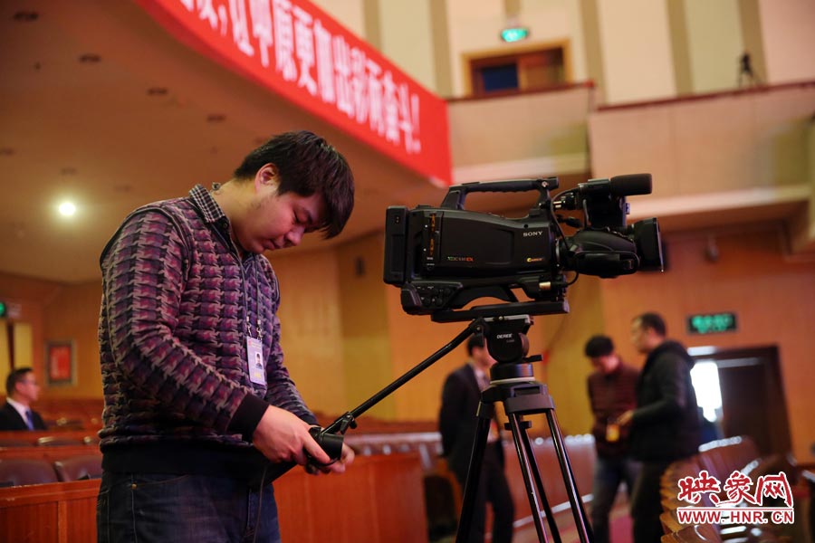 大象融媒映象网技术人员正在架设直播设备。