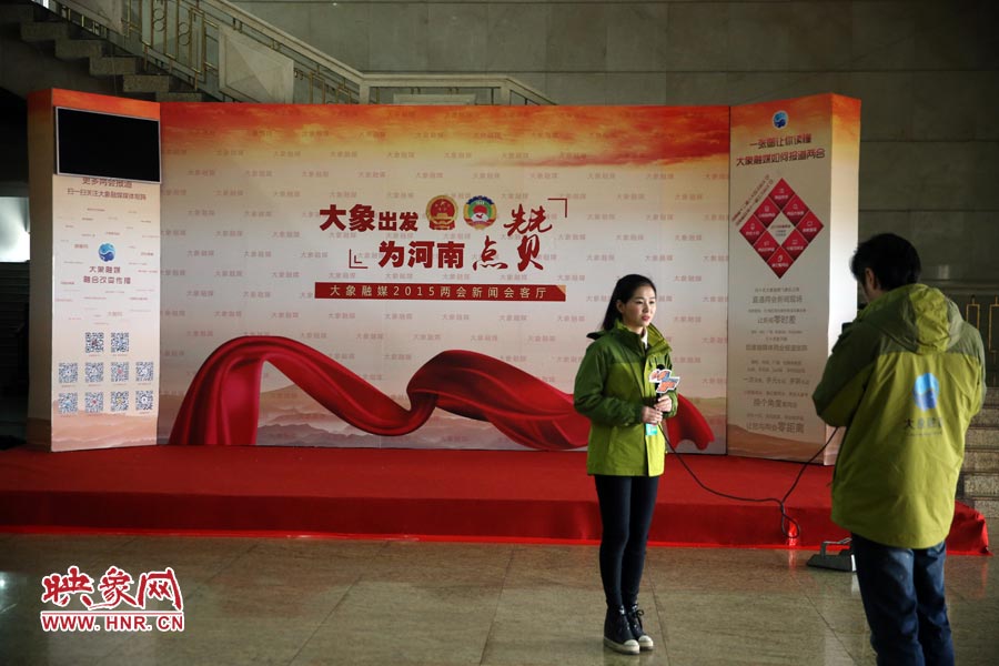 大象融媒记者在会议现场采访。