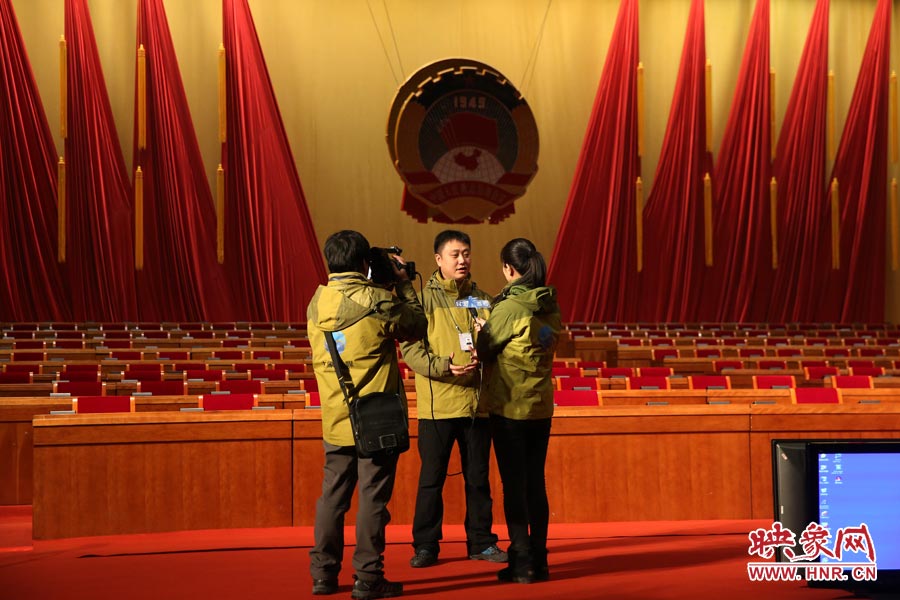大象融媒记者在会议现场采访。