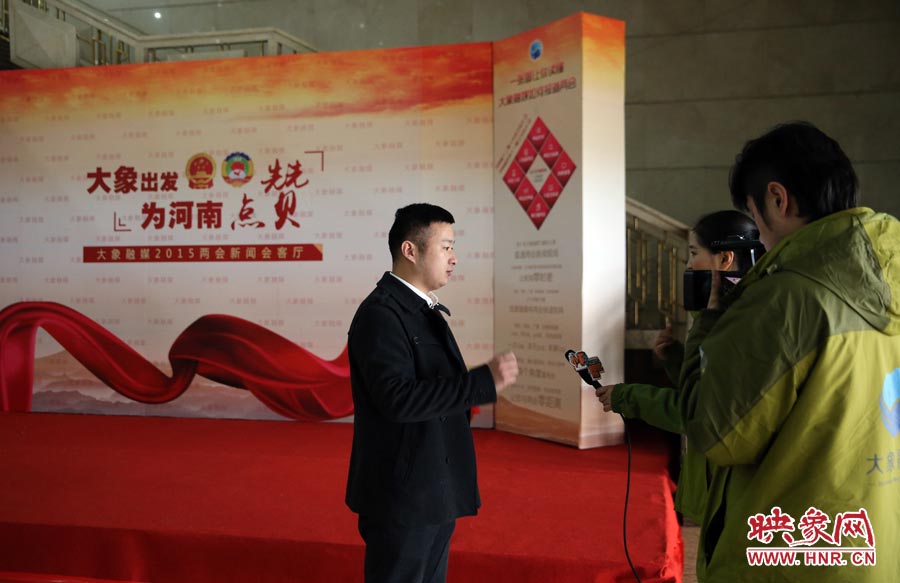 大象融媒映象网记者赵旭东向记者介绍大象融媒新闻会客厅搭建情况。
