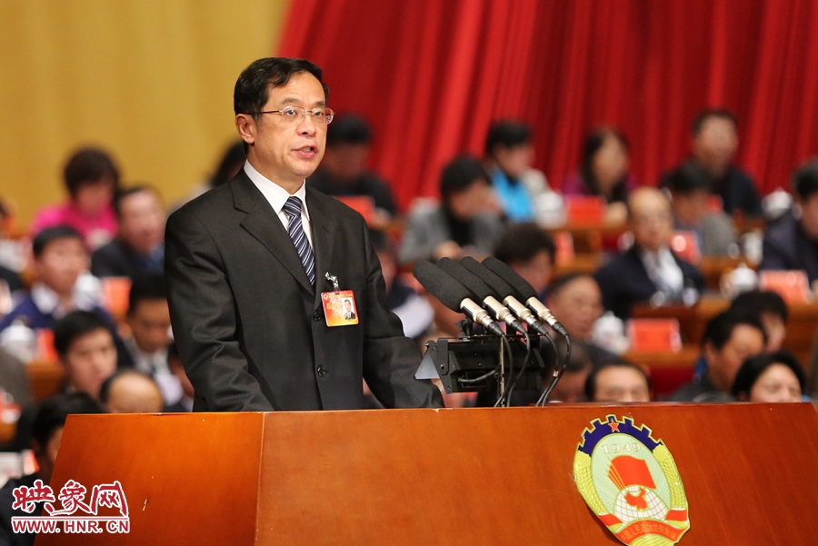 省政协主席叶冬松作河南省委员会常务委员会工作报告。