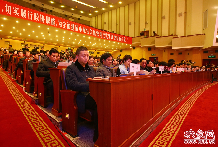 河南省政协十一届三次会议现场，委员们专心听报告。