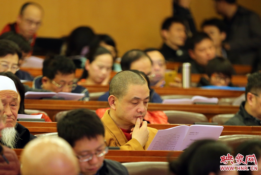 河南省政协十一届三次会议现场，委员们专心听报告。