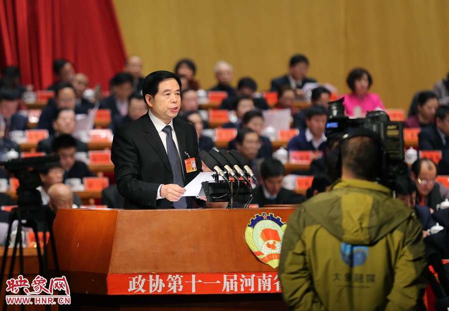 省政协副主席靳克文作政协河南省委员会关于政协十一届二次会议以来提案工作情况的报告。