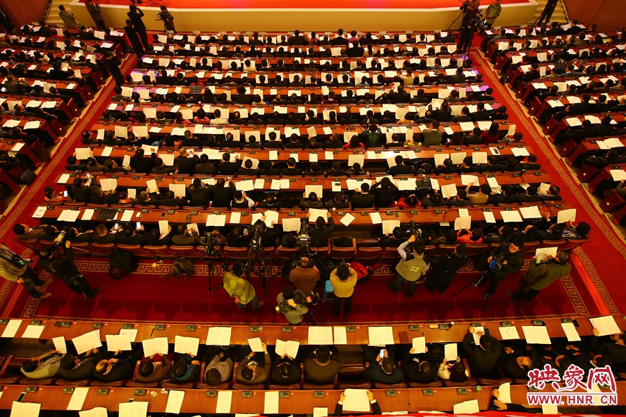 河南省政协十一届三次会议现场，委员们认真听取报告。