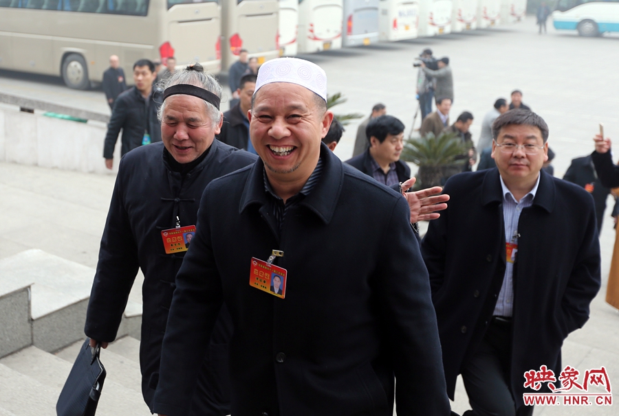 河南省政协十一届三次会议于1月26日开幕，政协委员步入会场。