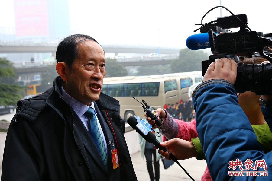 省政协委员王立群接受记者采访。