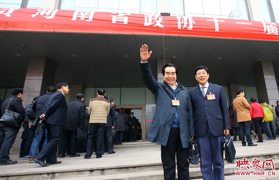 政协委员进入会场前合影留念。