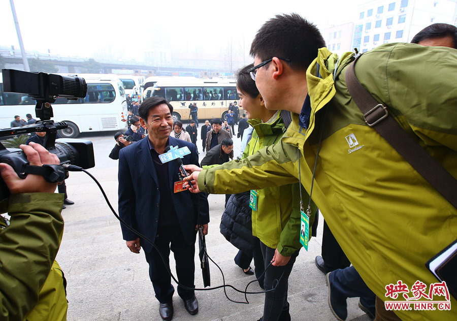 大象融媒映象网记者采访政协委员