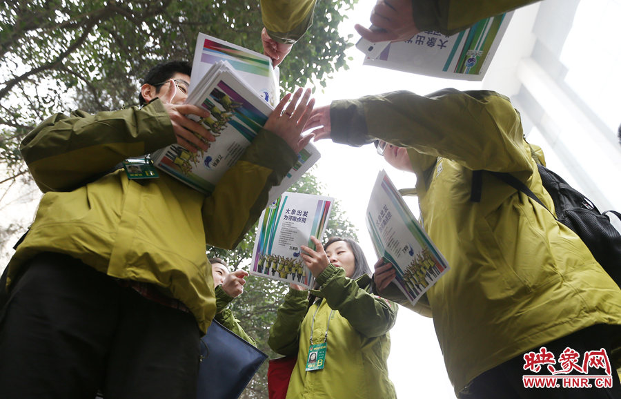 大象融媒记者分发“两会特刊”，由记者带进会场送给政协委员。