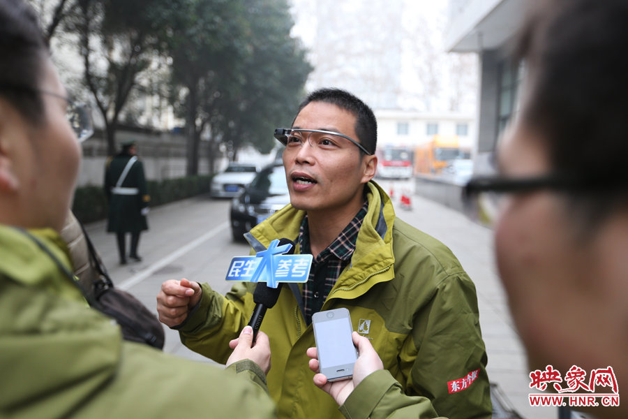 大象融媒东方今报社副总编辑夏继锋介绍大象融媒记者配备的谷歌眼镜。