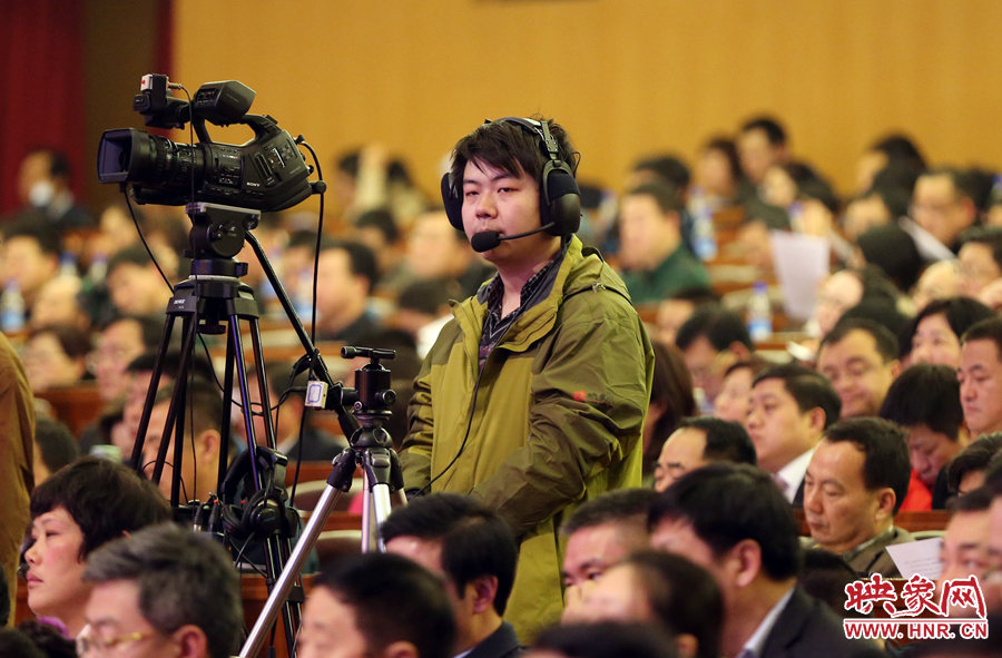 大象融媒映象网记者梁文君正在录制政协开幕。