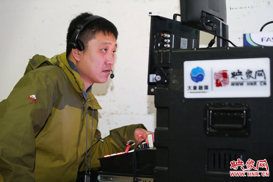 大象融媒映象网记者张浩正在操控视频切换台。