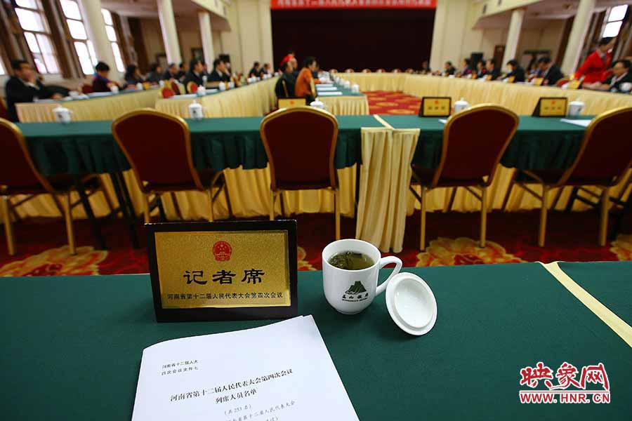 一杯清茶一份材料，会议现场的摆设极为精简
