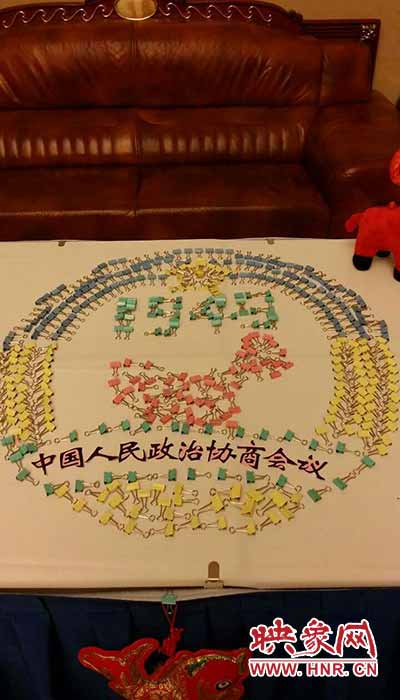 由100个不同颜色的夹子摆出的政协会徽颇为抢眼