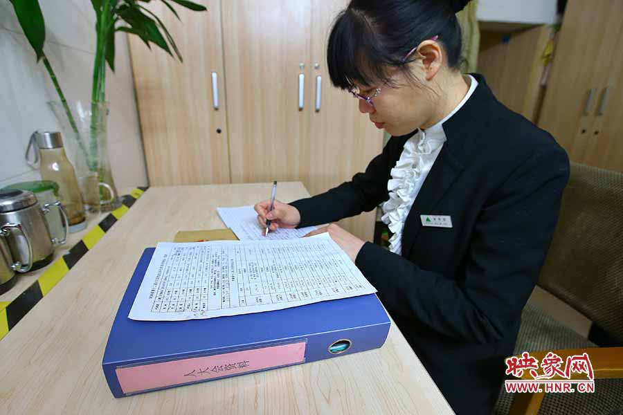 服务人员将人大代表的信息归纳总结，提高了服务质量和效率