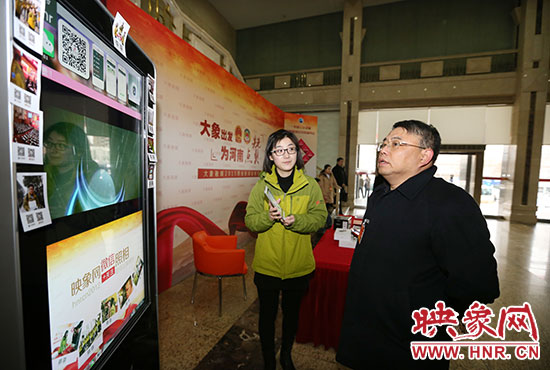 朱夏炎查看大象融媒两会新闻会客厅，并提出3D打印机要注明“请留下您精彩的瞬间”。