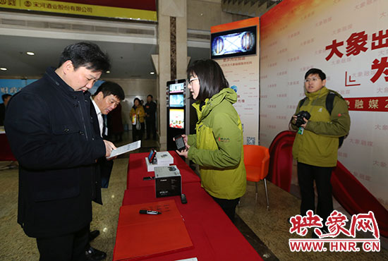 河南省新闻出版广电局副局长王仁海到大象融媒两会会客厅查看新闻产品。
